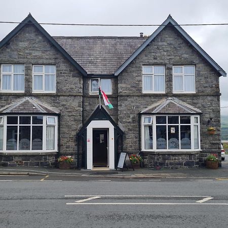 Hotel Y Griffin à Penrhyndeudreath Extérieur photo