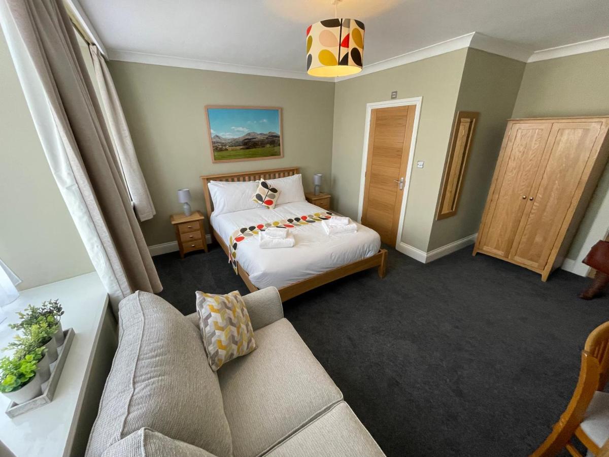Hotel Y Griffin à Penrhyndeudreath Extérieur photo
