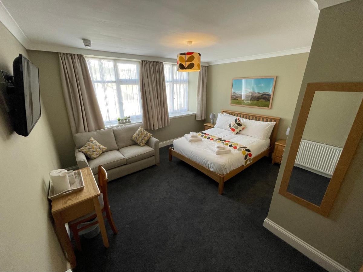 Hotel Y Griffin à Penrhyndeudreath Extérieur photo
