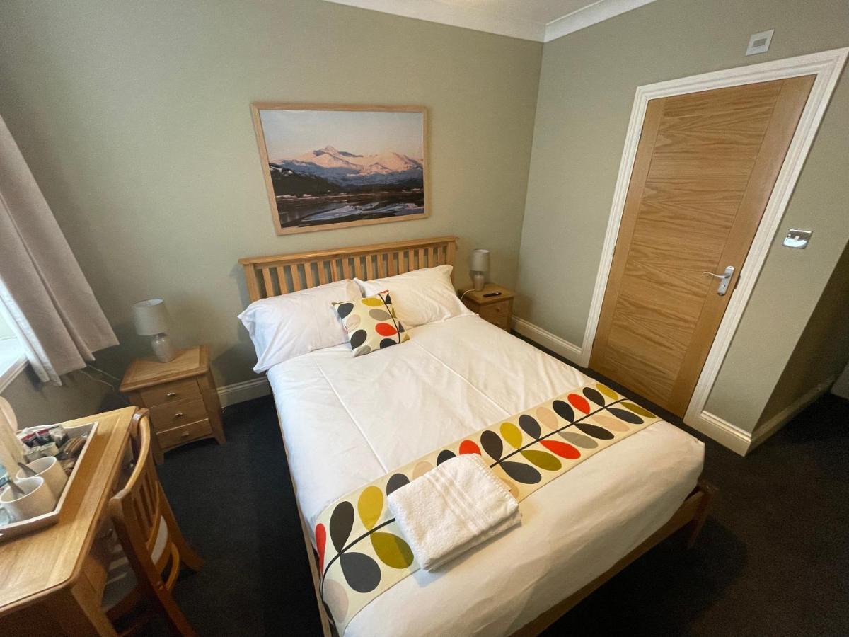 Hotel Y Griffin à Penrhyndeudreath Extérieur photo